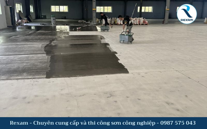 Thi công lớp sơn lót trên nền bê tông