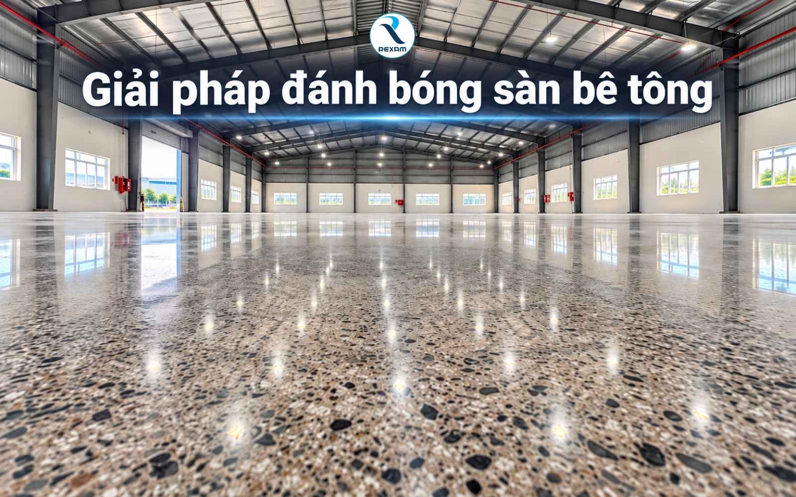 Sàn bê tông sau khi đánh bóng phản chiếu ánh sáng trong nhà xưởng