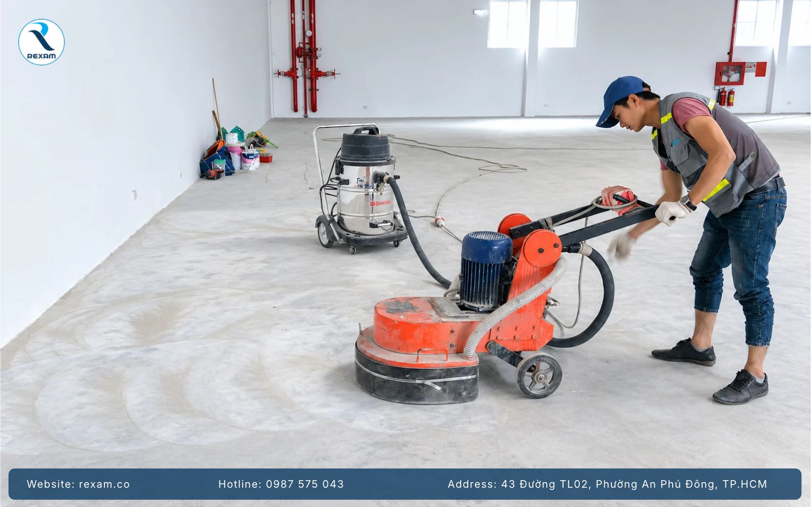 Máy mài sàn bê tông công nghiệp và máy hút bụi trên công trình