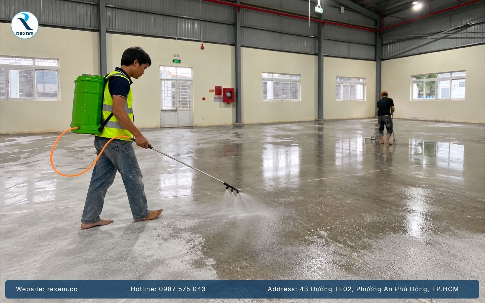 Thợ phun hóa chất đánh bóng sàn bê tông đã mài